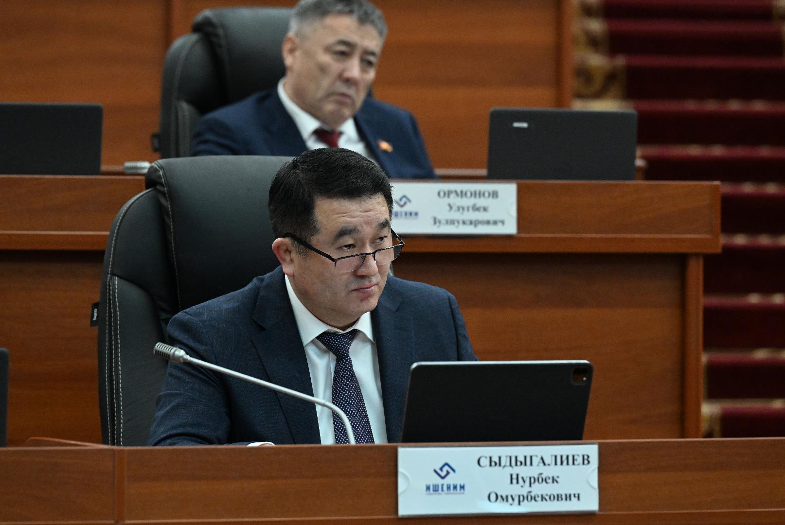 Атлетикалық фигуралары бар жалаңаш жігіттер