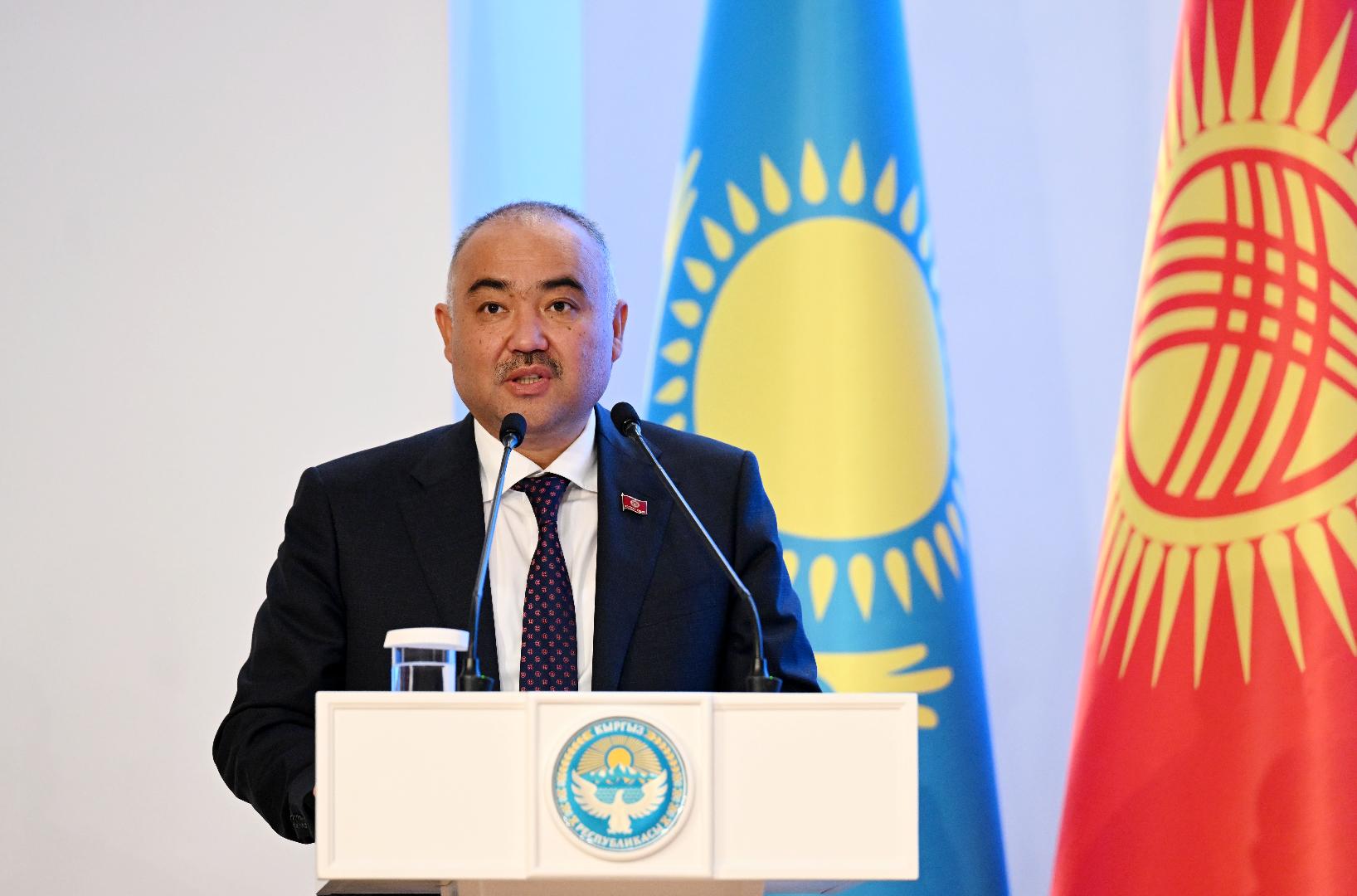 Әйел және оның сүйіктісімен жыныстық қатынас; оның күйеуі өз мүшесін сорып алады.